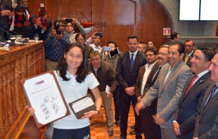 Entregan diputados reconocimiento a medallista &quot;Lupita González&quot;