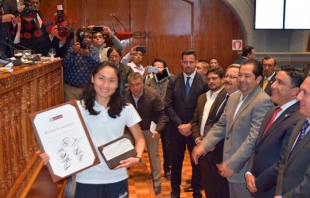 Entregan diputados reconocimiento a medallista &quot;Lupita González&quot;