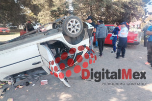 Volkswagen Pointer impactado tras choque en la carretera Toluca-Atlacomulco, a la altura del Mercado de Palmillas.