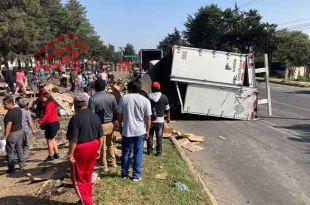 Vecinos de Santa Cruz Atzcapotzaltongo aprovecharon para llevarse la mercancía regada.