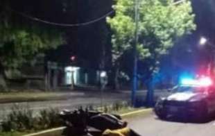 El hombre circulaba en una motoneta a exceso de velocidad y, al cruzar la esquina con la calle Gral. Marcelino García Barragán, en la colonia Moderna de la Cruz, derrapó