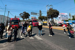 Familiares y vecinos denuncian que el crucero es de alto riesgo y mantienen el bloqueo mientras autoridades buscan liberar la vialidad.