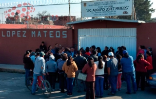 Padres impiden ingreso de directora a Telesecundaria en Toluca; acusan malos tratos