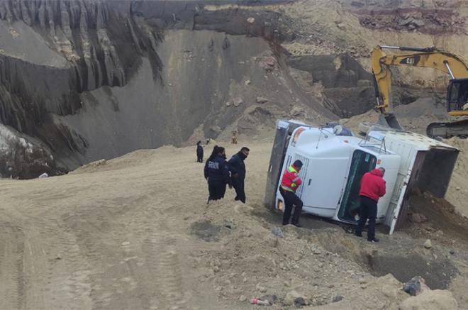 El cuerpo del hombre quedó  en el costado izquierdo del camión de la marca Dina, tipo volteo, de color blanco