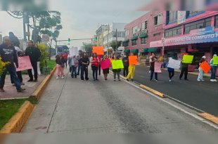 Vecinos de la colonia Benito Juárez denunciaron que llevan más de 20 días sin agua potable y advirtieron que mantendrán la protesta hasta obtener una solución.