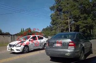 #Video: Taxi y particular chocan de frente sobre la carretera Toluca-Zitácuaro