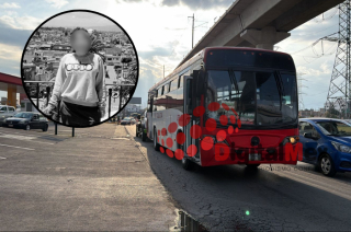 Camión de pasajeros involucrado en el accidente ocurrido en avenida Las Torres y 5 de Mayo