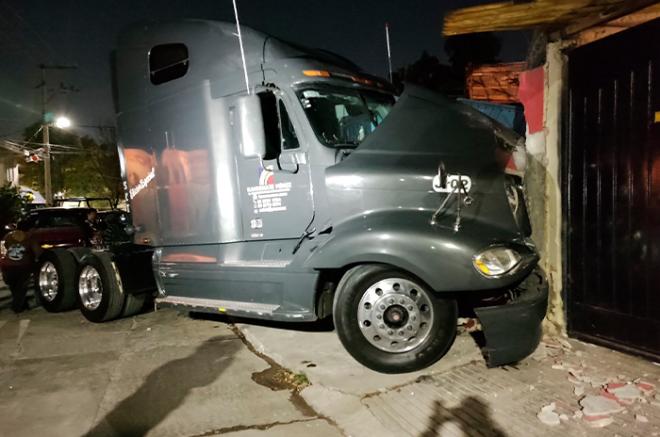 El conductor del vehículo perdió el control al tratar de dar una vuelta en la calle Ignacio Allende.