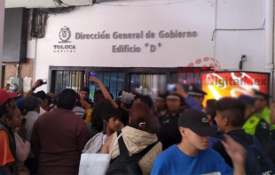 #Video: Toluca: golpes y empujones entre  comerciantes y policías