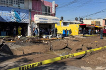 Brigadas municipales realizan labores de limpieza tras la fuga