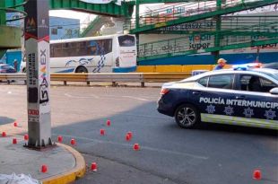 Una persona fue trasladada en estado grave en una ambulancia.