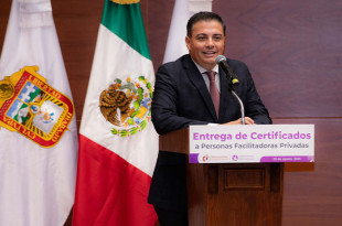 Fernando Díaz Juárez, presidente del PJEdoméx, entrega certificacione