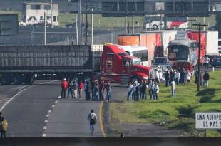 Manifestantes piden apoyo a las autoridades para dar con el paradero de cuatro de sus compañeros, quienes desaparecieron en Zacatecas.