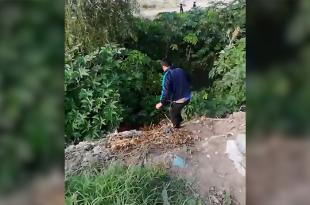 Después de haber atado a un perrito y lanzarlo al río, un sujeto fue obligado a rescatarlo, en Atenco.