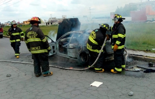 Sofocan Bomberos de Toluca, vehículo en llamas