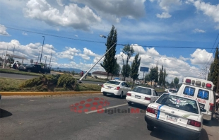 #Zinacantepec: choca taxi contra poste; hay cinco lesionados