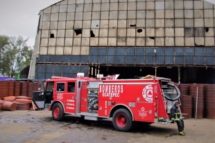 Fuego arrasa con bodega de plásticos en Ecatepec; no hay heridos