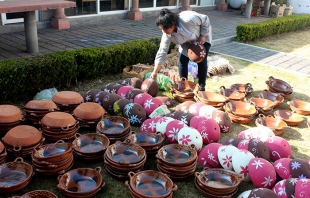 Reconoce Metepec a contribuyentes cumplidos con artesanías