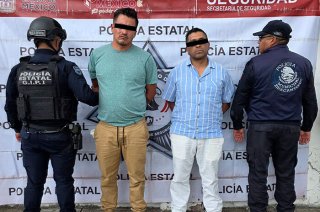 Dos hombres fueron detenidos en Zinacantepec por su posible extorsión a un restaurante; durante el operativo se aseguró una réplica de arma de fuego y un vehículo con reporte de robo.