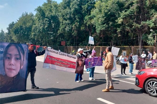 Familiares y colectivos mantienen bloqueado Periférico Norte, a la altura del Parque Naucalli, para exigir justicia por casos de feminicidio y desaparición.