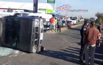 La camioneta color gris quedó recostada sobre un de sus costados sobre los carriles de la vialidad