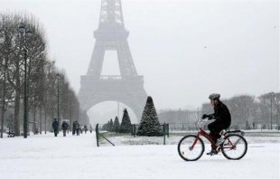 Cierra Torre Eiffel a causa de las nevadas