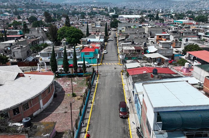 La calle Sinaloa, en Santa María Tulpetlac, Ecatepec, fue repavimentada con recursos municipales después de décadas de mantenimiento limitado a trabajos de bacheo.