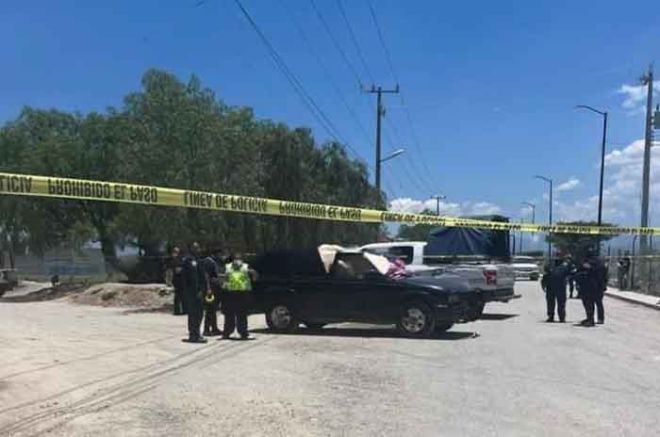 En medio de la calle quedó el vehículo color negro con las mujeres baleadas.