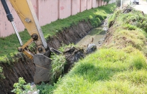 Desazolvan ríos y canales en Toluca
