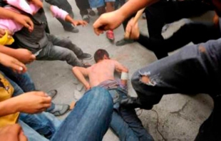 #Ecatepec: Tianguistas dan tremenda golpiza a conductor ebrio que los embistió