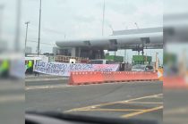 Familiares de Teodoro García Simental levantaron las plumas de la caseta El Dorado y permitieron el paso libre para exigir atención médica especializada.