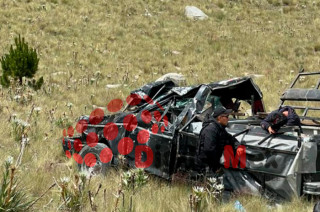 Camioneta con turistas vuelca en el Nevado de Toluca