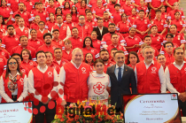 Jorge Alberto Forastieri Muñoz, Mario Vázquez de la Torre y Fernando Flores Fernández acompañan a las y los 590 graduados del Diplomado de Atención Médica Prehospitalaria durante la ceremonia realizada en el Teatro Quimera de Metepec.