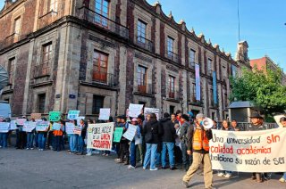 Estudiantes, profesores y trabajadores de Chapingo acudieron a Palacio Nacional para pedir la intervención de Claudia Sheinbaum en el conflicto por el acceso a Zoquiapan.