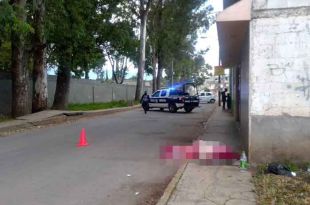 La víctima tenía aproximadamente 40 años de edad, y la policía indicó que no presentaba signos de violencia.