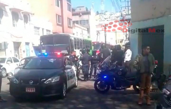 #Toluca: detienen a motociclista y grupo del Mercado 16, intenta impedirlo