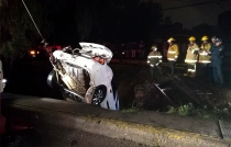 Taxi cae a canal de aguas negras y mueren sus dos tripulantes en #Cuautitlán Izcalli