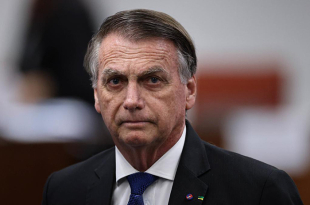 El expresidente de Brasil, Jair Bolsonaro, fue hospitalizado en Brasilia tras presentar síntomas de bronconeumonía y permanece bajo vigilancia médica en terapia intensiva.