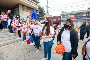 Familias corren para asegurarse de llegar a tiempo a las escuelas.