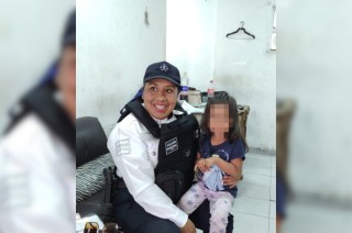 Elementos de la Célula de Búsqueda de Chicoloapan resguardan a la menor perdida en la colonia La Esperanza, mientras coordinan su regreso con su familia.