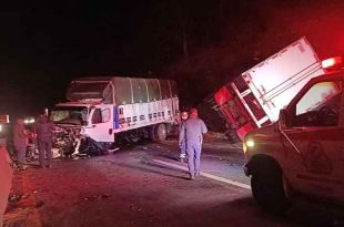 En el lugar quedaron involucrados dos tractocamiones y una camioneta Mazda.