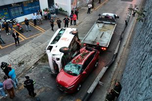 El conductor perdió el control mientras circulaba por la lateral de Periférico, antes de llegar a Plaza Satélite.