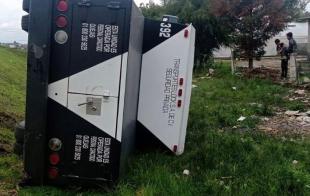 El accidente se dio sobre el kilómetro 21 , el conductor perdió el control del vehículo, salió de la carretera y quedó volcado sobre uno de sus costados.