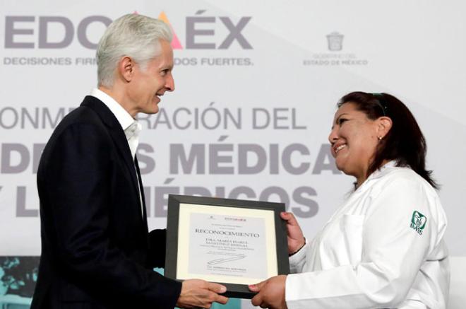 Entrega Del Mazo Maza reconocimientos a médicas y médicos