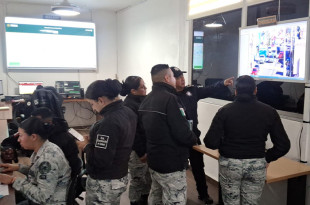 Elementos de la Guardia Nacional supervisan los sistemas de monitoreo en los Centros de Mando C-5 de Huixquilucan, reforzando la seguridad y vigilancia en el municipio.