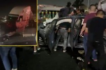 Elementos de emergencia acudieron al lugar para realizar maniobras de extracción, mientras que el tráfico en la zona se encuentra severamente afectado.
