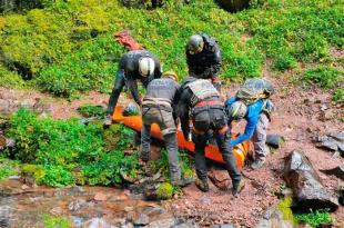 Tras varias horas de labores fue posible sacar del área el cuerpo del afectado de 21 años de edad.