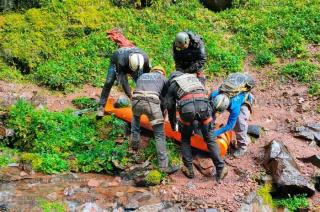 Tras varias horas de labores fue posible sacar del área el cuerpo del afectado de 21 años de edad.