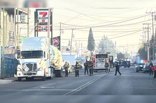Elementos de Protección Civil y Bomberos de Toluca controlaron de manera segura la liberación de nitrógeno de una pipa con sobrecarga, sin que se registraran riesgos para la población.