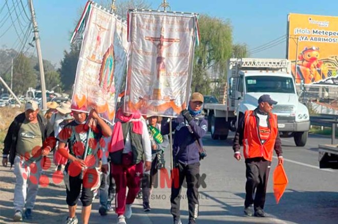 Grupos de fieles provenientes del norte del Estado de México recorren carreteras y caminos de terracería con destino a Ocuilan, en una muestra de fe y devoción.